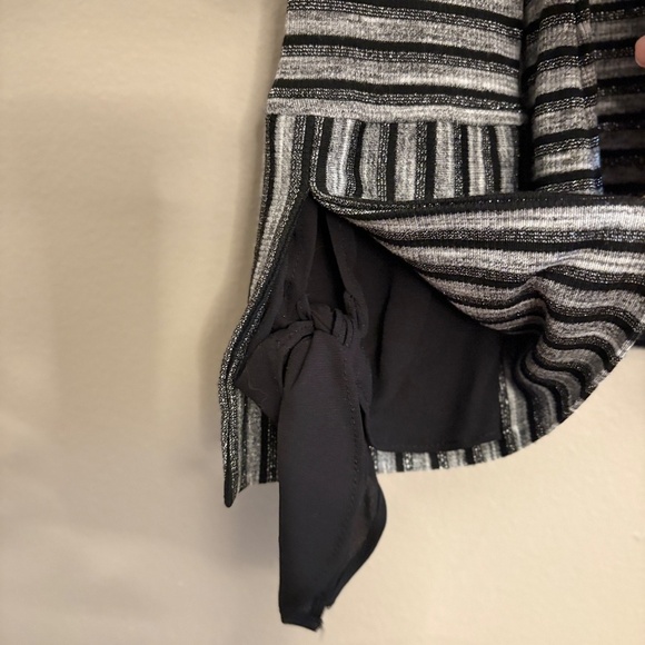 3/$10⚡️Laundry By Shelli Segal Black & Silver Bell Sleeve Turtleneck w Cutout - Picture 9 of 16